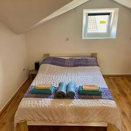 Roman Arch- Low Budget Doublebed Room In Top Center-2